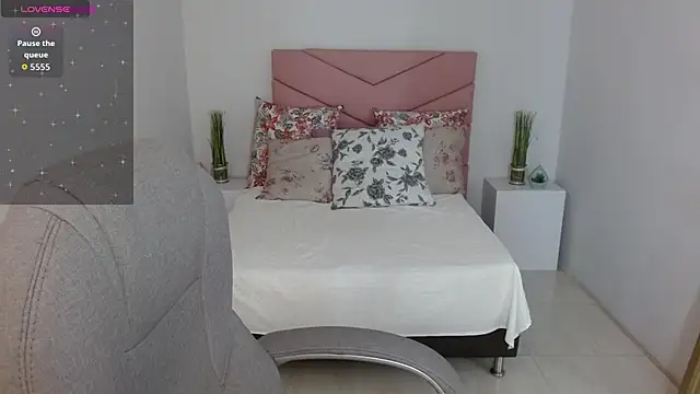 SarayVega  online show from November 6, 7:31 pm