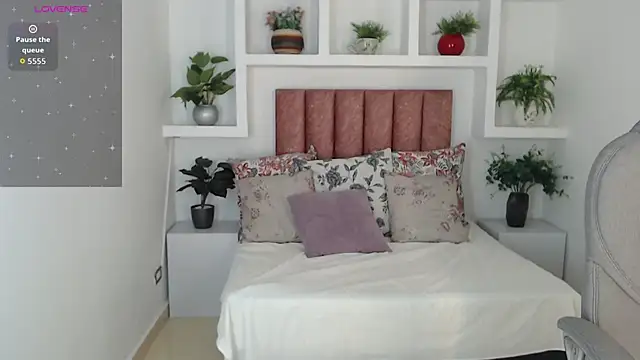 SarayVega  online show from November 18, 7:26 pm