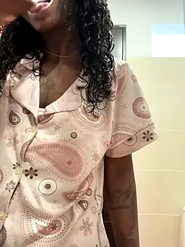 EmilyKisx online show from October 21, 1:04 pm