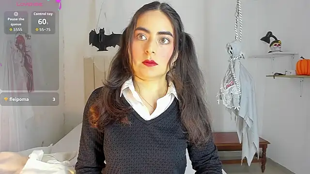 sashaa petit online show from October 25, 11:40 am