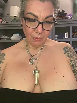 dieseldame1313 online show from April 14, 2:33 am