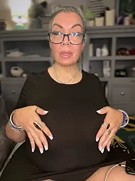 dieseldame1313 online show from February 5, 3:31 am