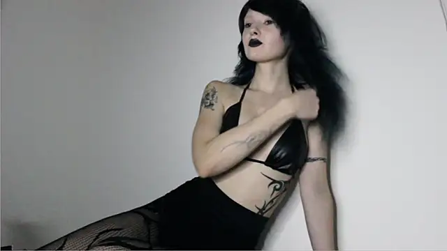 midnightsiren777 online show from October 16, 11:07 pm