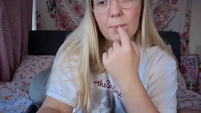 Daisyxoxo  online show from October 7, 8:30 am