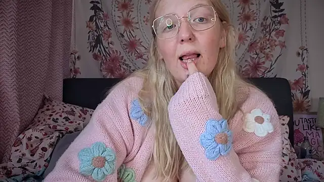 Daisyxoxo  online show from September 26, 8:45 am