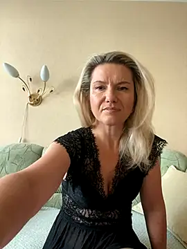 AliceSwan4011 online show from September 19, 2:49 pm