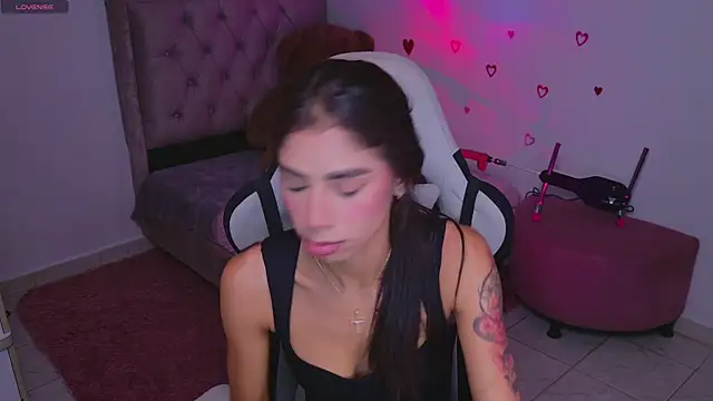 BrunetteAdams001 online show from March 1, 5:07 am