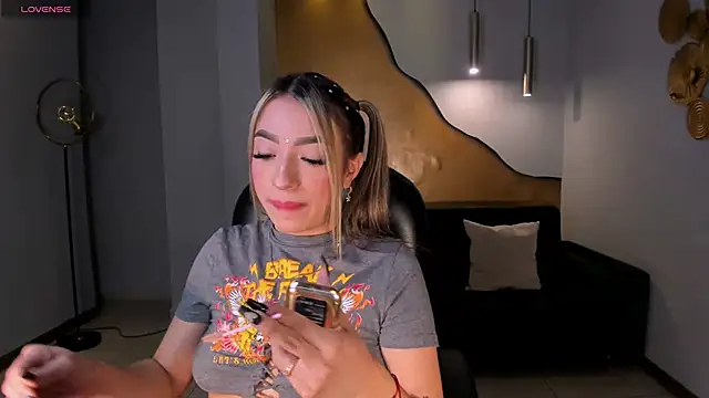 LizzCooper online show from November 7, 4:18 am