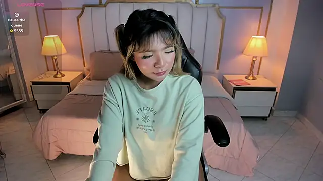 Emilly mell online show from December 5, 11:55 am