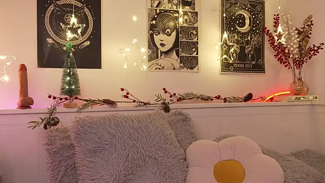 sophieee art online show from December 13, 7:53 pm