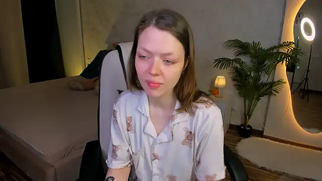 Lunar Lily online show from December 17, 5:44 am