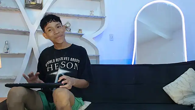 BEAUTY BOYS1 online show from September 25, 7:18 am