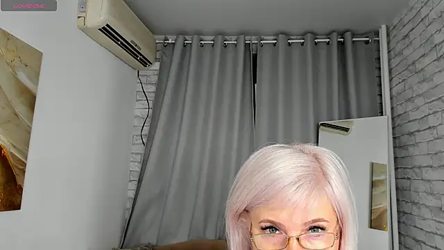 Hella Fabel online show from December 14, 1:11 am