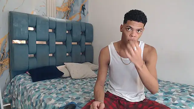 PRETTY FEM online show from April 5, 7:02 pm