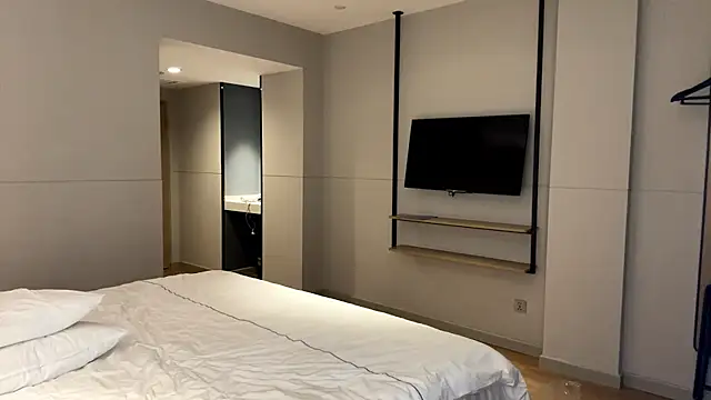 LaurelLeier online show from December 15, 9:25 am