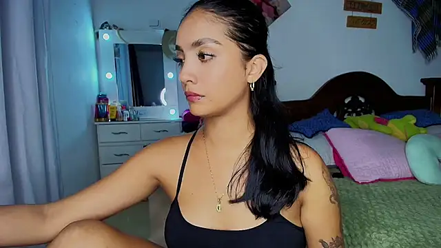 mia yireth online show from October 17, 1:53 am