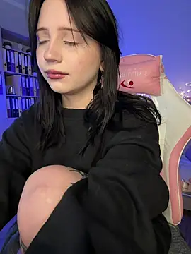 YourLittleDevil online show from April 5, 5:28 am