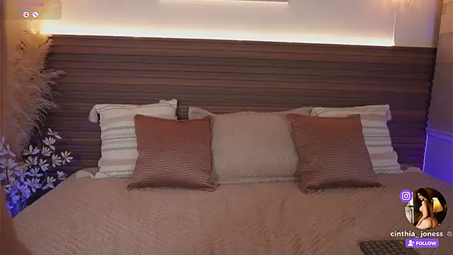 cinthia jones2 online show from October 8, 8:29 am