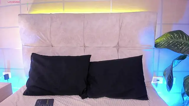 Luna Moo  online show from October 9, 5:11 am