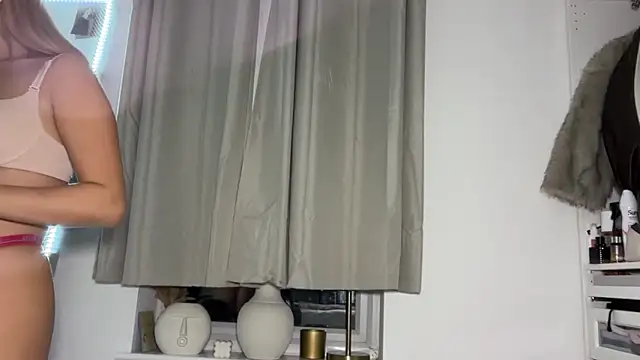 KayleeBella online show from November 12, 5:00 pm