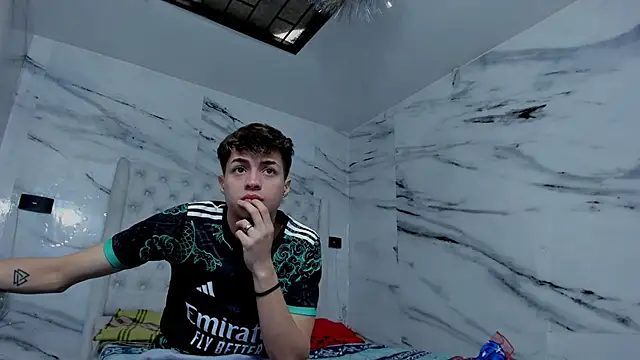 Ari and Storm online show from December 5, 1:34 pm