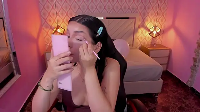 CHRISTY TEIGEN4 online show from October 4, 8:13 pm