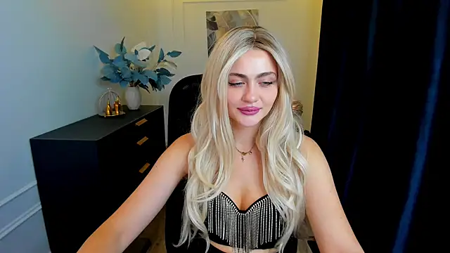 LeslieMineg online show from September 11, 8:20 pm