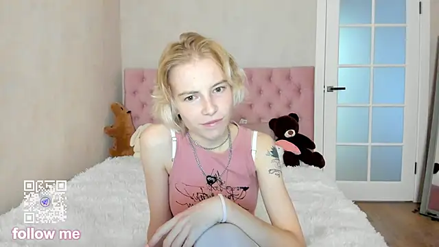 Pink Lila18 online show from October 3, 8:30 am