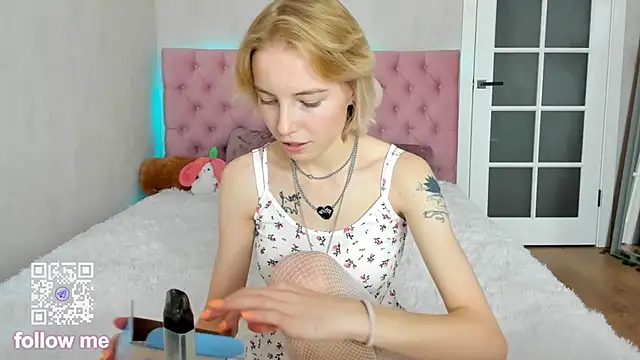 Pink Lila18 online show from October 14, 9:23 am