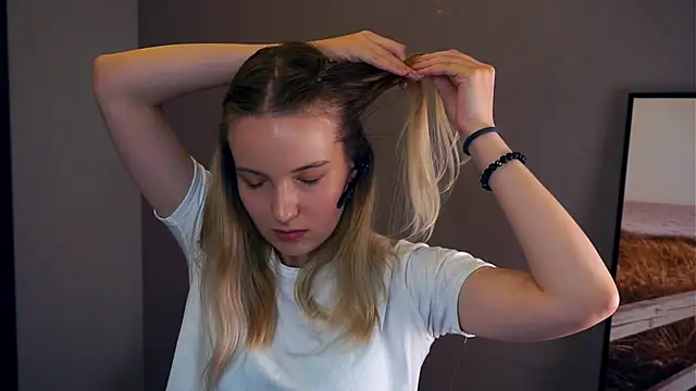 HongTomczak online show from September 25, 7:18 am