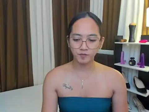 URHottestAngel online show from November 4, 4:45 pm