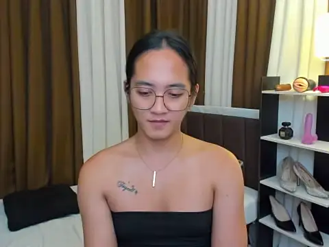 URHottestAngel online show from November 13, 6:40 pm