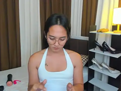 URHottestAngel online show from September 12, 7:10 pm