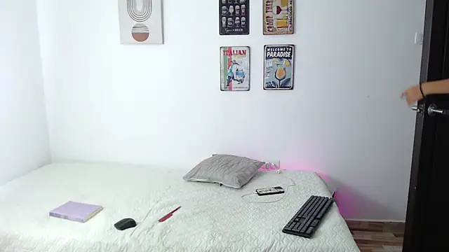 Laramucci online show from September 9, 9:47 pm