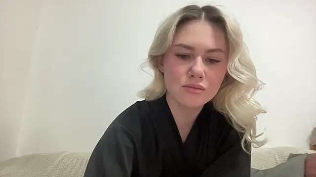 ElaraLuxxxe online show from December 2, 11:01 am