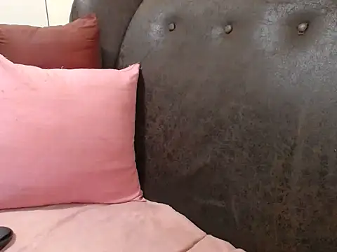 bustylaura4u online show from March 18, 4:50 am