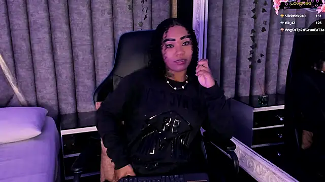 SkylerBloomm online show from April 1, 1:41 pm