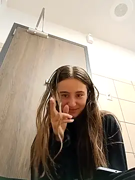 freakylittlebitch69 online show from September 22, 1:26 am