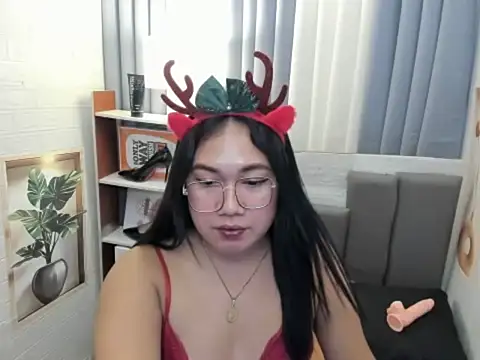 TsUncutKaren online show from December 14, 8:03 pm