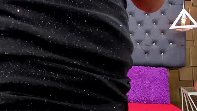 AtheneaBrownn online show from December 1, 7:49 pm