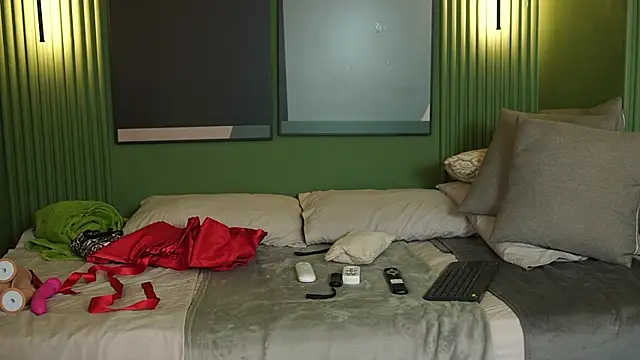 Tayler Kim online show from September 27, 6:15 pm