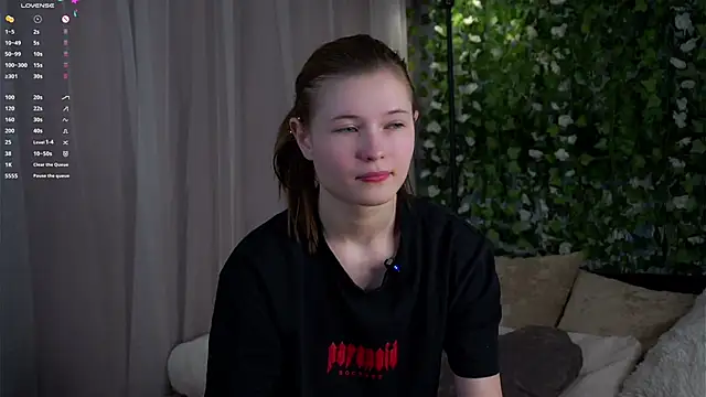 LynHillaire online show from February 27, 12:49 pm