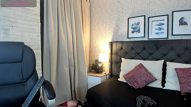 sophie  blare online show from April 19, 7:05 pm