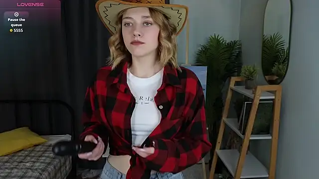 HollieCollelo online show from November 2, 3:21 am