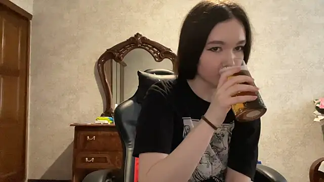 Pikmigirl18 online show from September 11, 1:33 pm