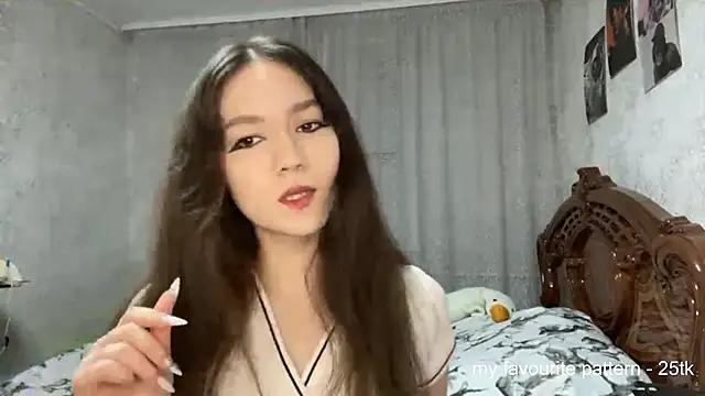 Pikmigirl18 online show from November 14, 1:33 pm