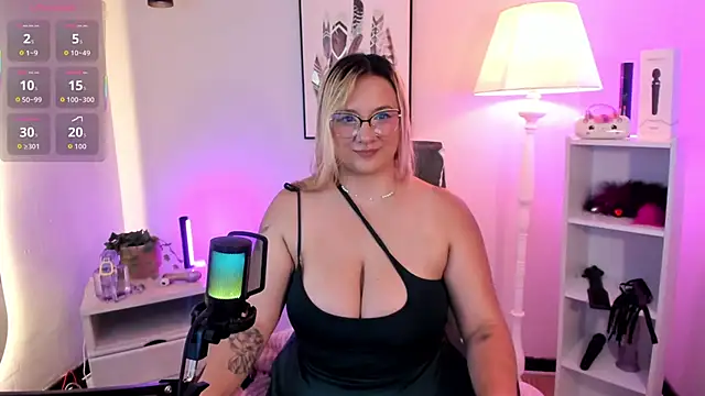 hollie joliie online show from March 28, 12:15 pm