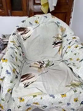 miss raavy online show from April 1, 10:05 am