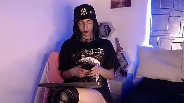 Trinity Knox online show from October 20, 3:59 pm