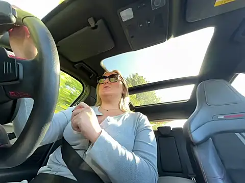 Elliemaee online show from September 22, 9:41 am